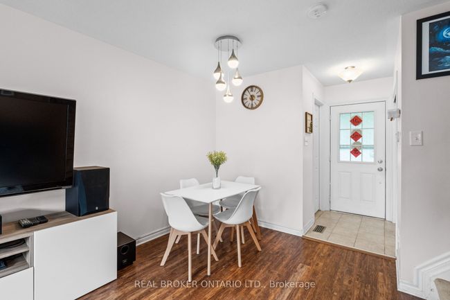 427 Vendevale Ave, House attached with 3 bedrooms, 2 bathrooms and 1 parking in Stittsville ON | Image 6