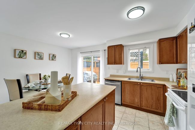 132 Kirkland Pl, House attached with 3 bedrooms, 3 bathrooms and 2 parking in Whitby ON | Image 10