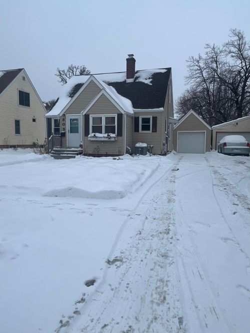 805 4th Ave Se, Waseca, MN, 56093-3807 | Card Image