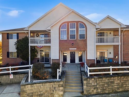 2412507 E Parkway Meadow Cir, Pewaukee, WI, 53072-5812 | Card Image