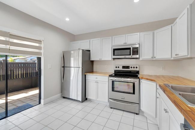 46 Seminole Ct E, Townhouse with 3 bedrooms, 2 bathrooms and null parking in Royal Palm Beach FL | Image 11