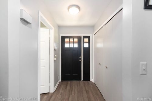 116 Regents Dr, Troy, MI, 48084-5421 | Card Image