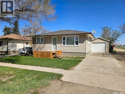 207 7th Ave W, Rosetown, SK, S0L | Card Image