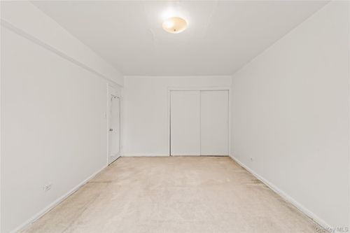apt-3f-73 210th St, Oakland Gardens, NY, 11364-2807 | Card Image