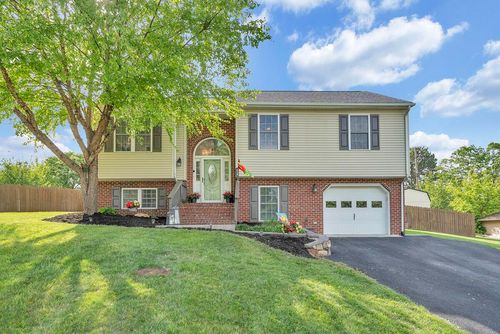 439 Howard Dr, Salem, VA, 24153-2164 | Card Image