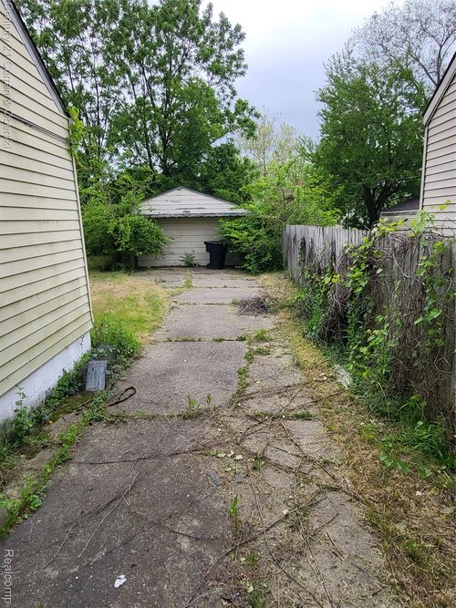7611 Parkland, Redford, MI, 48239-1031 | Card Image