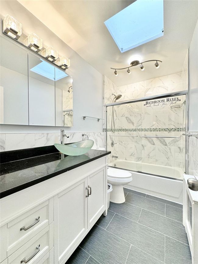 52 70 Th St, House other with 3 bedrooms, 2 bathrooms and 2 parking in Maspeth NY | Image 9