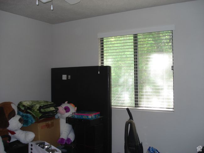 Spacious living area | Image 6