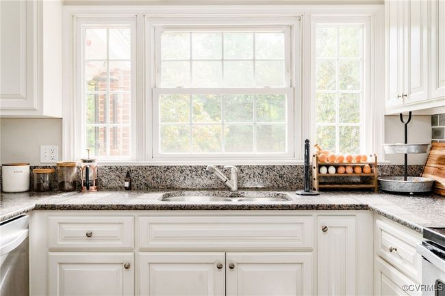 Granite counter tops, white cabs and sunlight galore! | Image 11