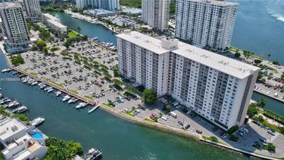 527 - 400 Kings Point Dr, Condo with 1 bedrooms, 1 bathrooms and null parking in Sunny Isles Beach FL | Image 1