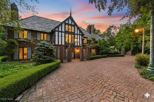 27 Hunting Hollow Dr, Pepper Pike, OH, 44124-5247 | Card Image