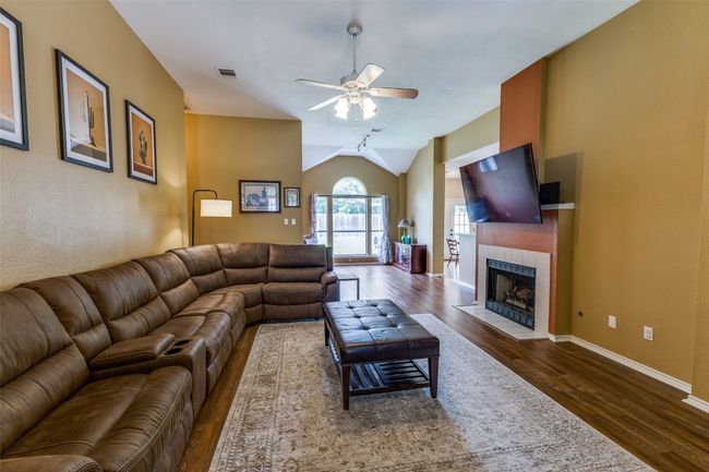 Living area with lots of lighting | Image 5