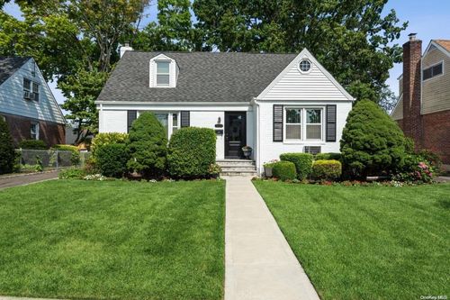 1022 Denton Ave, New Hyde Park, NY, 11040-2202 | Card Image