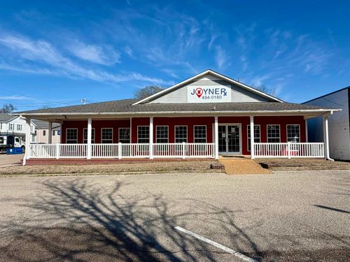 185 W Court Ave, Selmer, TN, 38375-2133 | Card Image