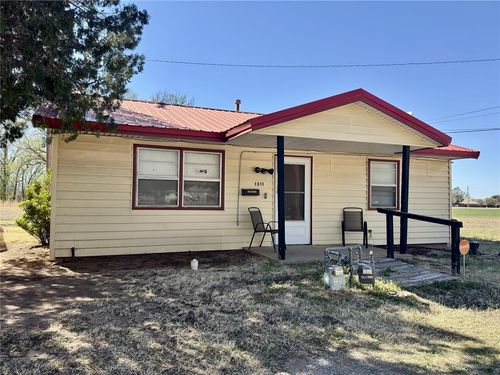 1311 N Dakota Ave, Mangum, OK, 73554-3655 | Card Image