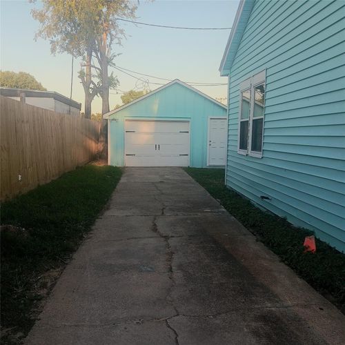 318 7th St N, Texas City, TX, 77590-7672 | Card Image