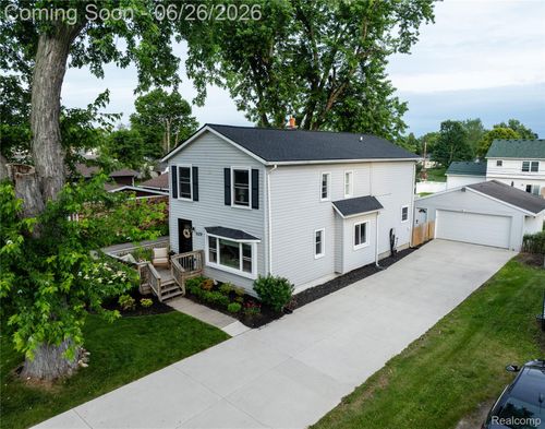 429 Dorothy St, South Lyon, MI, 48178-1325 | Card Image