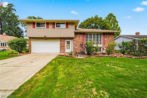 8071 Meadowdale Dr, Mentor, OH, 44060-2337 | Card Image