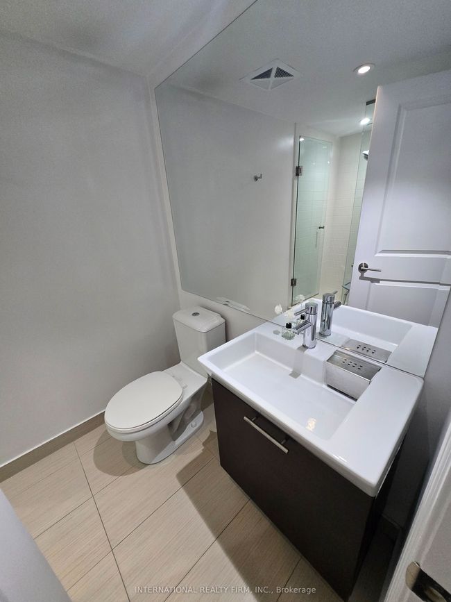 3404 - 386 Yonge St, Condo with 2 bedrooms, 2 bathrooms and null parking in Toronto ON | Image 5