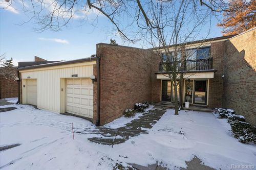 18268 University Park Dr, Livonia, MI, 48152-2626 | Card Image