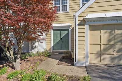 111 Commons Dr, Townhouse with 2 bedrooms, 1 bathrooms and 2 parking in Oakmont PA | Image 2