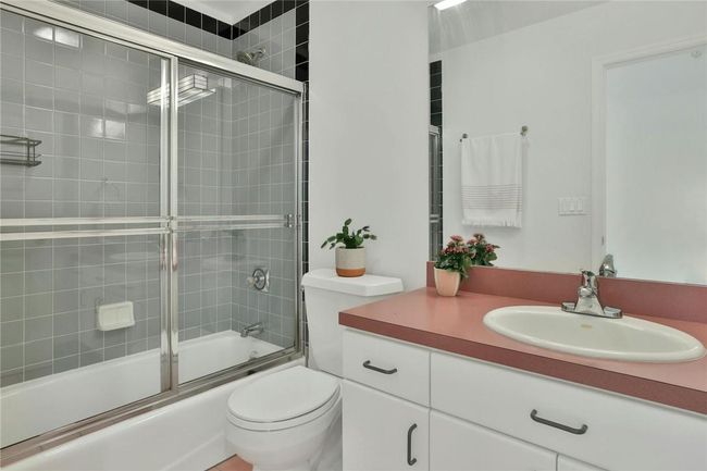 Hall bath | Image 22