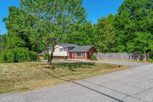 100 Woodburn Dr, Taylors, SC, 29687-4958 | Card Image