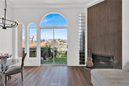 302-4830 Elmwood Ave, Los Angeles, CA, 90004-3187 | Card Image