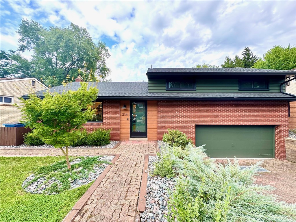 Russell Dr, Verona, PA 15147