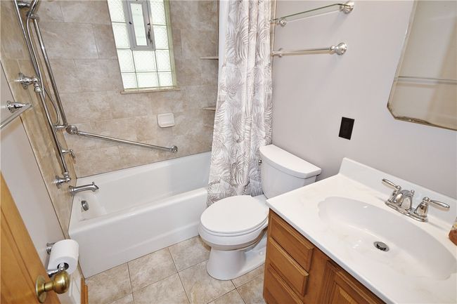 Full Hall Bath | Image 9