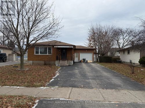 8006 Paddock Trail Dr, Niagara Falls, ON, L2H1X2 | Card Image