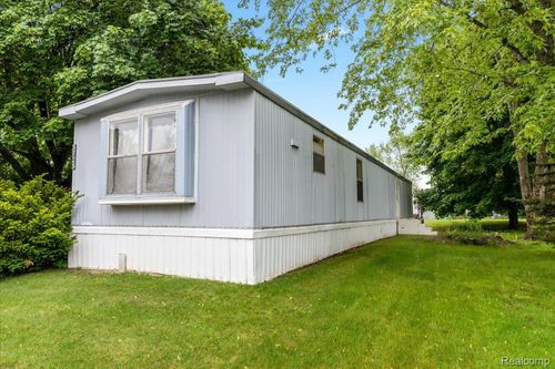 3723 Pinoak St, Clarkston, MI, 48348-1383 | Card Image