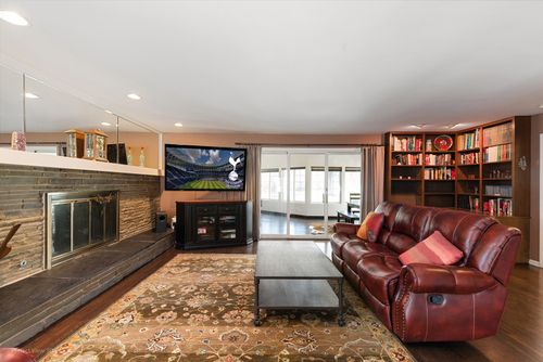 32W050 Cedar Ln, Wayne, IL, 60184-2320 | Card Image