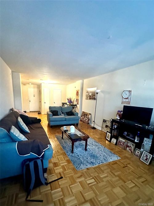 3j-89-00 170th St, Jamaica, NY, 11432-5305 | Card Image