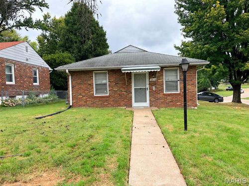 8933 Hillview Ave, Jennings, MO, 63136-3715 | Card Image