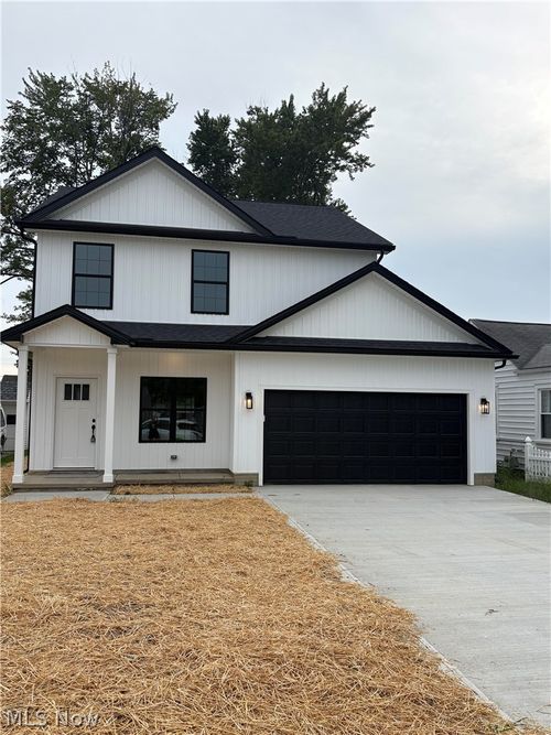 672 E 331st St, Eastlake, OH, 44095-2716 | Card Image
