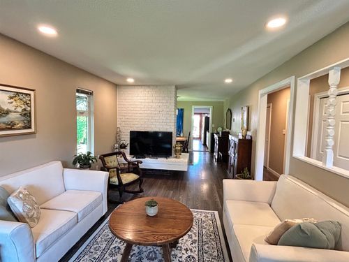 1798 Garden Ave, North Vancouver, BC, V7P3A7 | Card Image