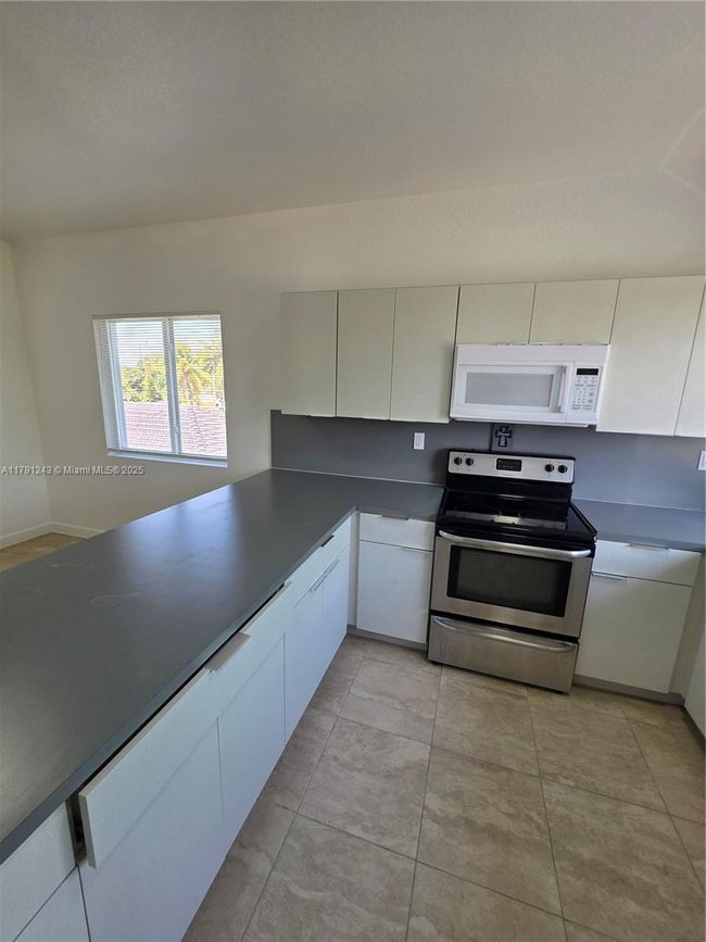 10233 Sw 176 Th St, Home with 3 bedrooms, 2 bathrooms and null parking in Miami FL | Image 7