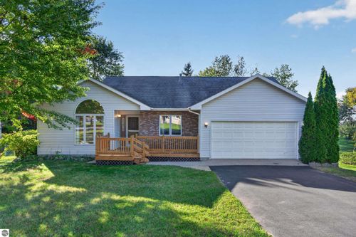 853 Meadow Dr, Traverse City, MI, 49685-9356 | Card Image