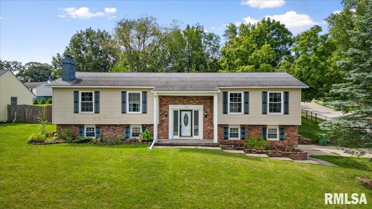12th Ave, Clinton, IA 52732