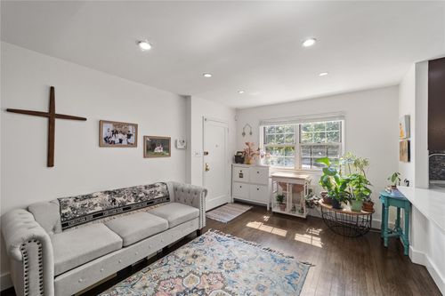 lowr-1-69 215th St, Oakland Gardens, NY, 11364-2527 | Card Image