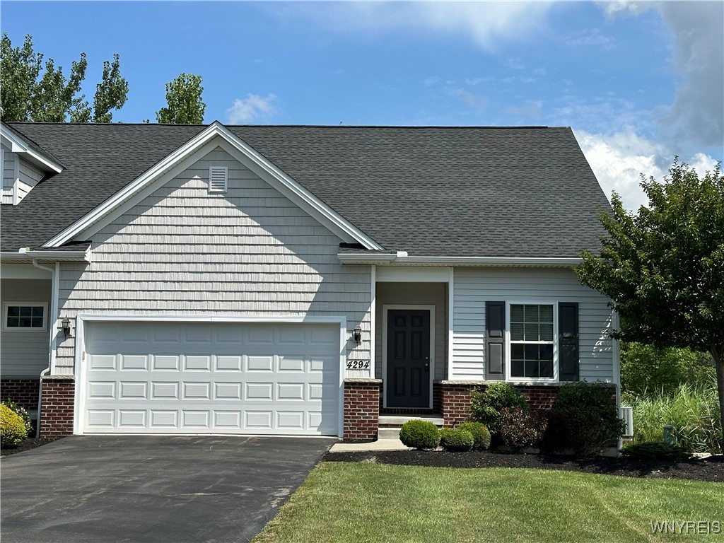 Tisbury Ln, Hamburg, NY 14075