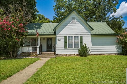 221 W Poplar St, Stilwell, OK, 74960-2643 | Card Image