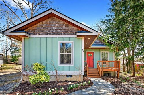 104 Hiawassee Ave, Black Mountain, NC, 28711-2823 | Card Image