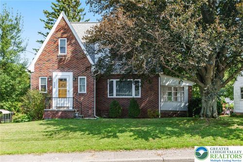 725 E Main St, MACUNGIE, PA, 18062-1726 | Card Image