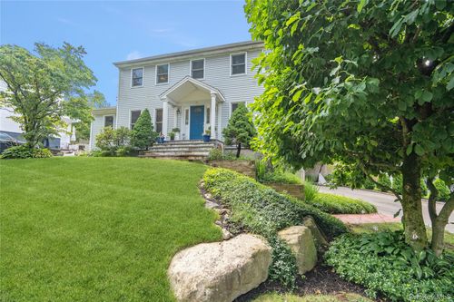 6 Cedar Ave, Locust Valley, NY, 11560-2341 | Card Image