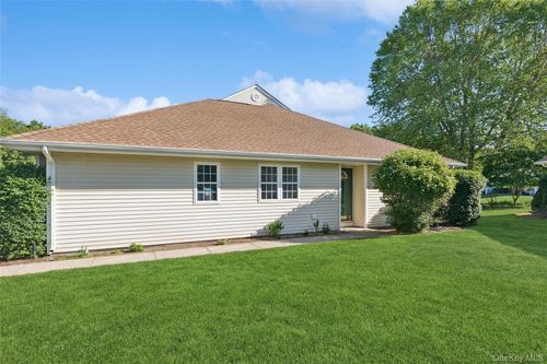 42 Blueberry Cmns, Riverhead, NY, 11901-2642 | Card Image