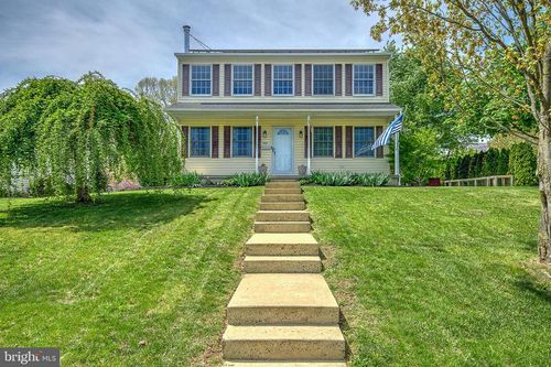 553 Penn St, PENNSBURG, PA, 18073-1107 | Card Image