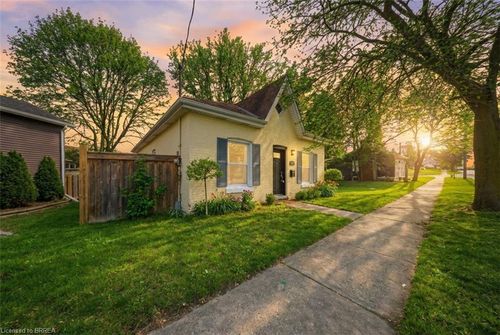 38 Mount Pleasant St, Brantford, ON, N3T1S6 | Card Image
