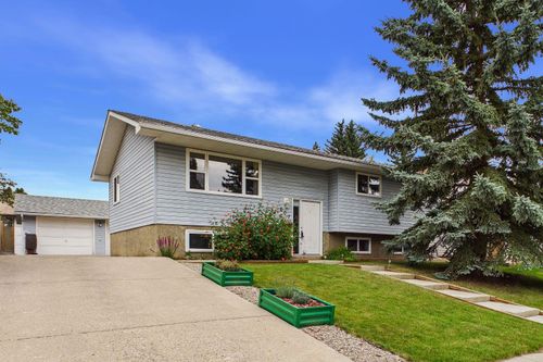 607 Cedarille Way Sw, Calgary, AB, T2W2G8 | Card Image